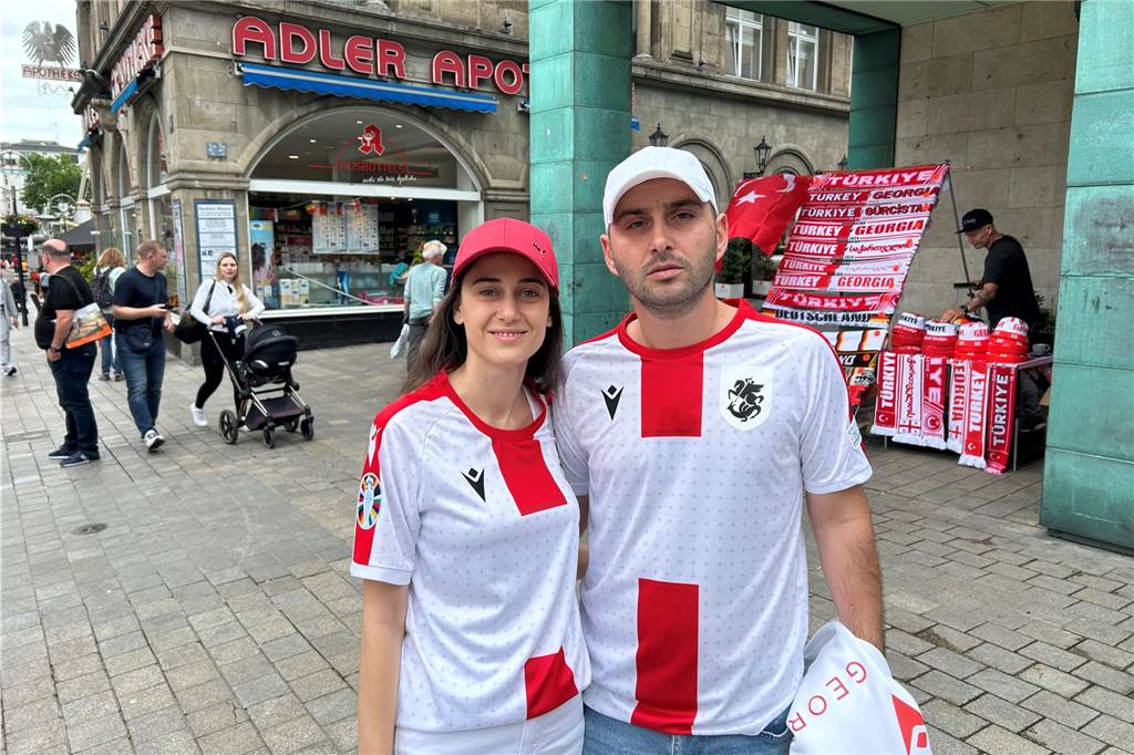 Vor dem Spiel Georgien gegen Türkei feierten die georgischen Fans in Dortmund am Alten Markt und im Westpark, bevor sie geschlossen zum Stadion marschierten und dabei weiterfeierten. Vielen hüllten sich in die georgische Flagge.