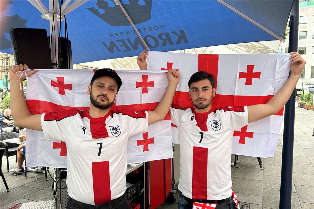 Vor dem Spiel Georgien gegen Türkei feierten die georgischen Fans in Dortmund am Alten Markt und im Westpark, bevor sie geschlossen zum Stadion marschierten und dabei weiterfeierten. Vielen hüllten sich in die georgische Flagge.