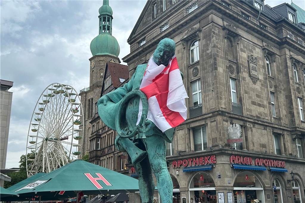 Vor dem Spiel Georgien gegen Türkei feierten die georgischen Fans in Dortmund am Alten Markt und im Westpark, bevor sie geschlossen zum Stadion marschierten und dabei weiterfeierten. Vielen hüllten sich in die georgische Flagge.