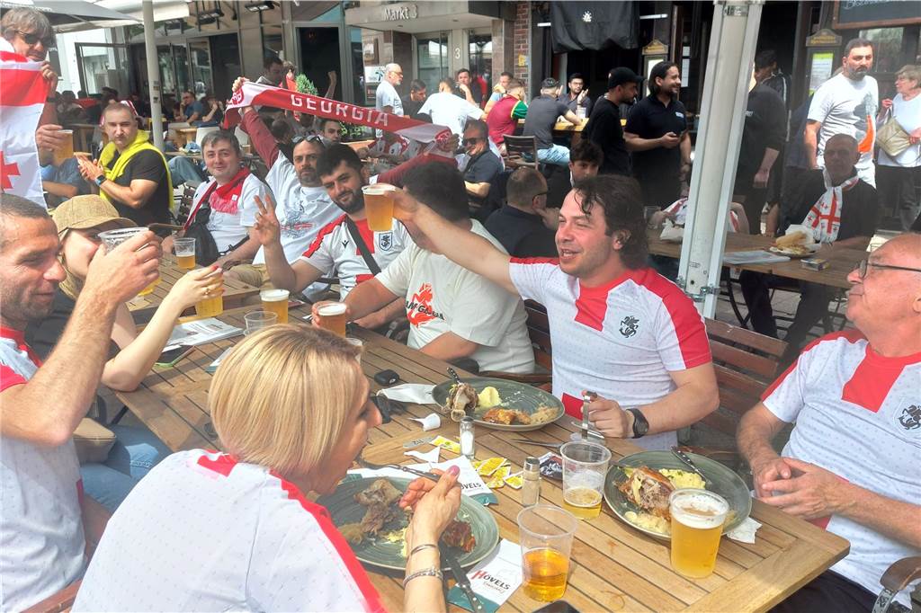 Vor dem Spiel Georgien gegen Türkei feierten die georgischen Fans in Dortmund am Alten Markt und im Westpark, bevor sie geschlossen zum Stadion marschierten und dabei weiterfeierten. Vielen hüllten sich in die georgische Flagge.