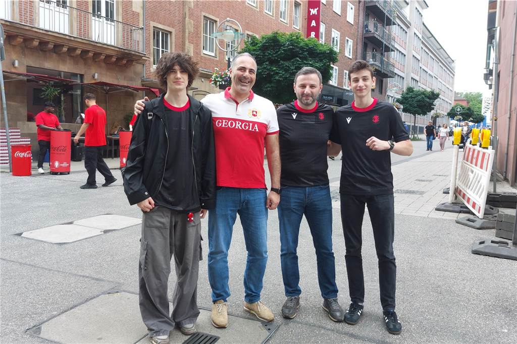 Vor dem Spiel Georgien gegen Türkei feierten die georgischen Fans in Dortmund am Alten Markt und im Westpark, bevor sie geschlossen zum Stadion marschierten und dabei weiterfeierten. Vielen hüllten sich in die georgische Flagge.