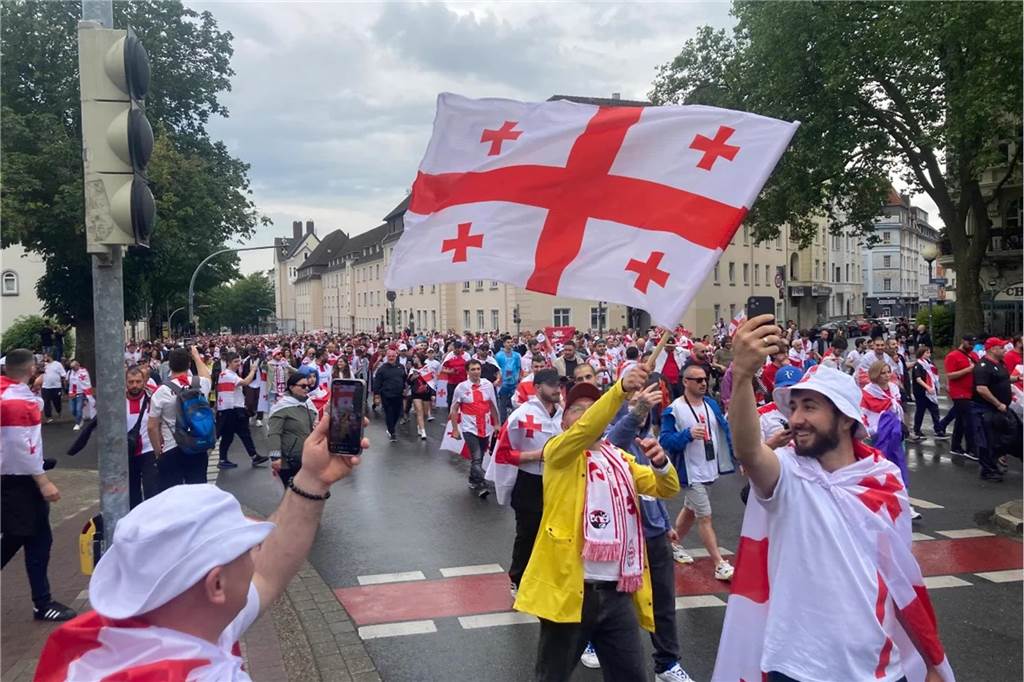 Vor dem Spiel Georgien gegen Türkei feierten die georgischen Fans in Dortmund am Alten Markt und im Westpark, bevor sie geschlossen zum Stadion marschierten und dabei weiterfeierten. Vielen hüllten sich in die georgische Flagge.