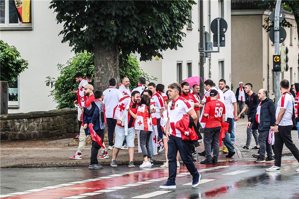 Vor dem Spiel Georgien gegen Türkei feierten die georgischen Fans in Dortmund am Alten Markt und im Westpark, bevor sie geschlossen zum Stadion marschierten und dabei weiterfeierten. Vielen hüllten sich in die georgische Flagge.