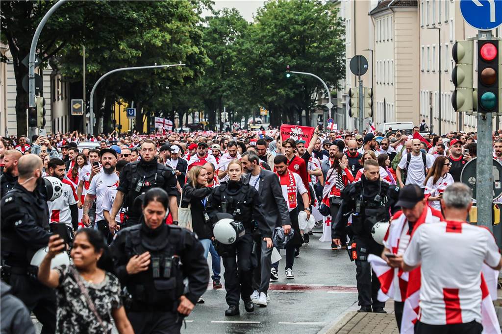 Vor dem Spiel Georgien gegen Türkei feierten die georgischen Fans in Dortmund am Alten Markt und im Westpark, bevor sie geschlossen zum Stadion marschierten und dabei weiterfeierten. Vielen hüllten sich in die georgische Flagge.