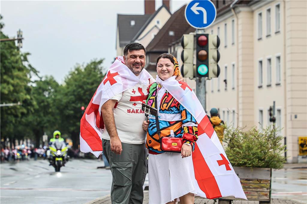 Vor dem Spiel Georgien gegen Türkei feierten die georgischen Fans in Dortmund am Alten Markt und im Westpark, bevor sie geschlossen zum Stadion marschierten und dabei weiterfeierten. Vielen hüllten sich in die georgische Flagge.