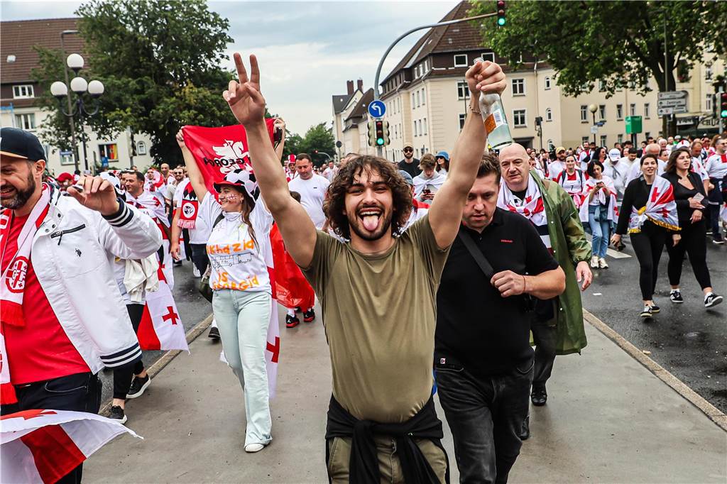 Vor dem Spiel Georgien gegen Türkei feierten die georgischen Fans in Dortmund am Alten Markt und im Westpark, bevor sie geschlossen zum Stadion marschierten und dabei weiterfeierten. Vielen hüllten sich in die georgische Flagge.
