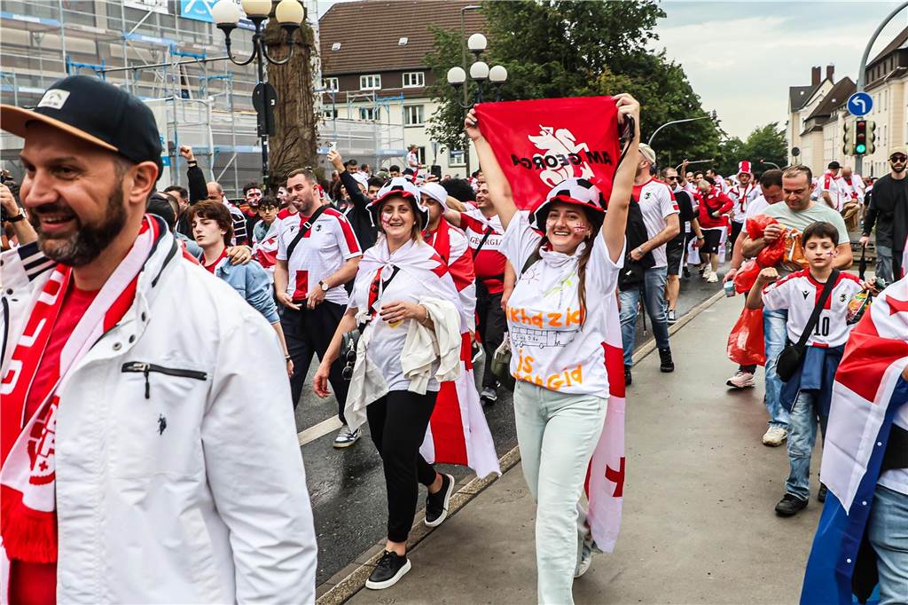 Vor dem Spiel Georgien gegen Türkei feierten die georgischen Fans in Dortmund am Alten Markt und im Westpark, bevor sie geschlossen zum Stadion marschierten und dabei weiterfeierten. Vielen hüllten sich in die georgische Flagge.