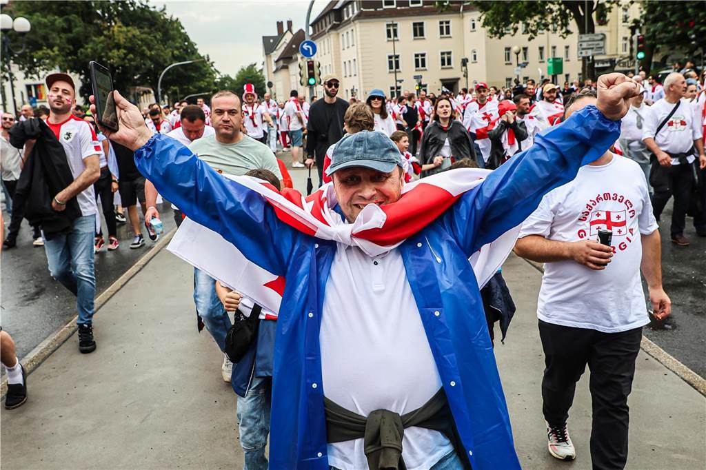 Vor dem Spiel Georgien gegen Türkei feierten die georgischen Fans in Dortmund am Alten Markt und im Westpark, bevor sie geschlossen zum Stadion marschierten und dabei weiterfeierten. Vielen hüllten sich in die georgische Flagge.