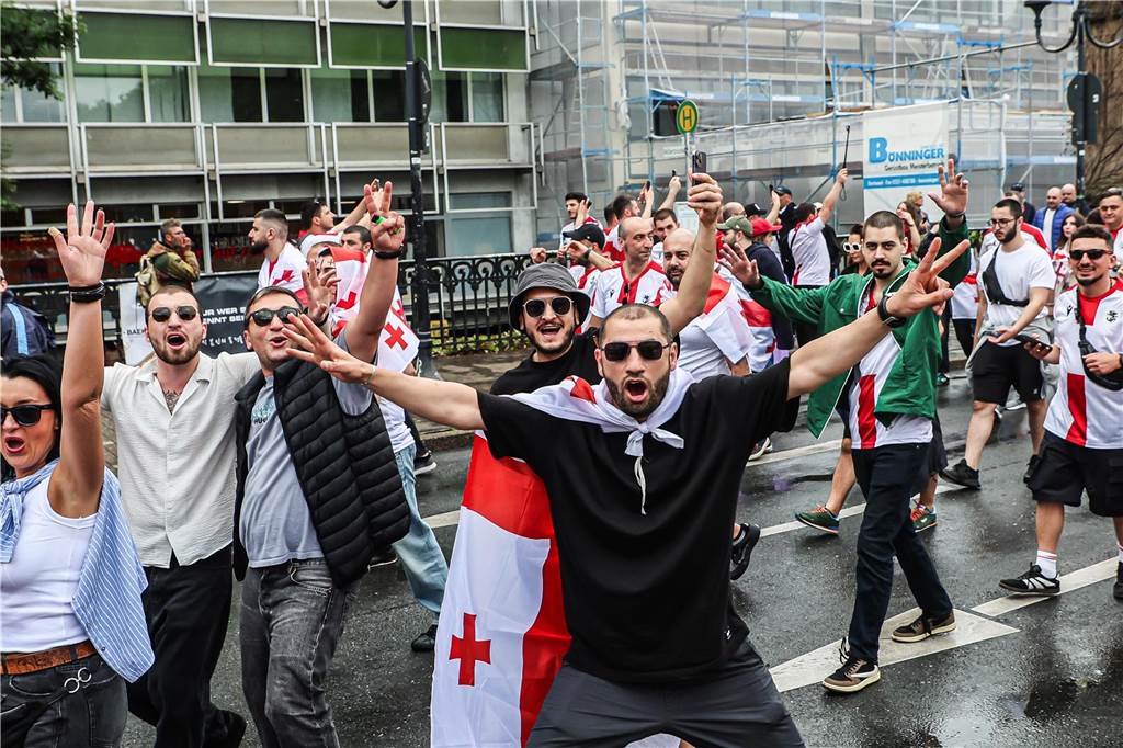 Vor dem Spiel Georgien gegen Türkei feierten die georgischen Fans in Dortmund am Alten Markt und im Westpark, bevor sie geschlossen zum Stadion marschierten und dabei weiterfeierten. Vielen hüllten sich in die georgische Flagge.