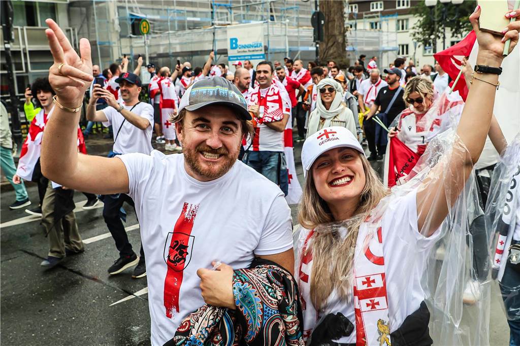 Vor dem Spiel Georgien gegen Türkei feierten die georgischen Fans in Dortmund am Alten Markt und im Westpark, bevor sie geschlossen zum Stadion marschierten und dabei weiterfeierten. Vielen hüllten sich in die georgische Flagge.