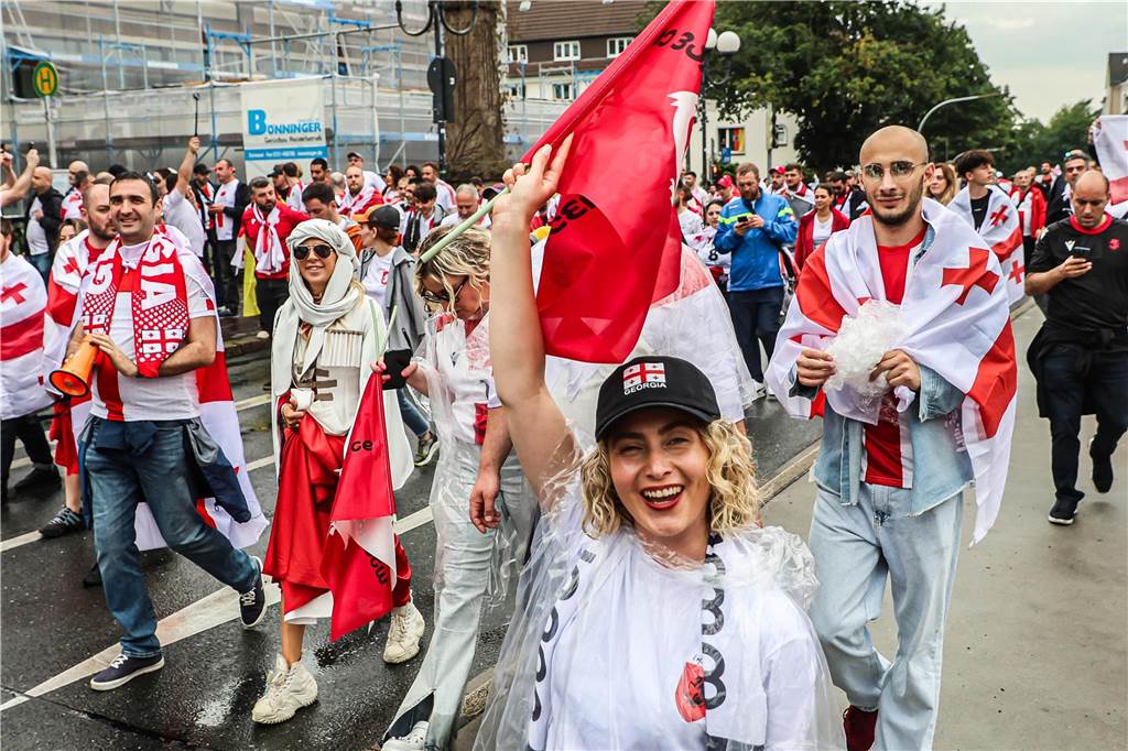 Vor dem Spiel Georgien gegen Türkei feierten die georgischen Fans in Dortmund am Alten Markt und im Westpark, bevor sie geschlossen zum Stadion marschierten und dabei weiterfeierten. Vielen hüllten sich in die georgische Flagge.