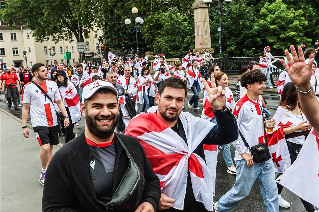 Vor dem Spiel Georgien gegen Türkei feierten die georgischen Fans in Dortmund am Alten Markt und im Westpark, bevor sie geschlossen zum Stadion marschierten und dabei weiterfeierten. Vielen hüllten sich in die georgische Flagge.