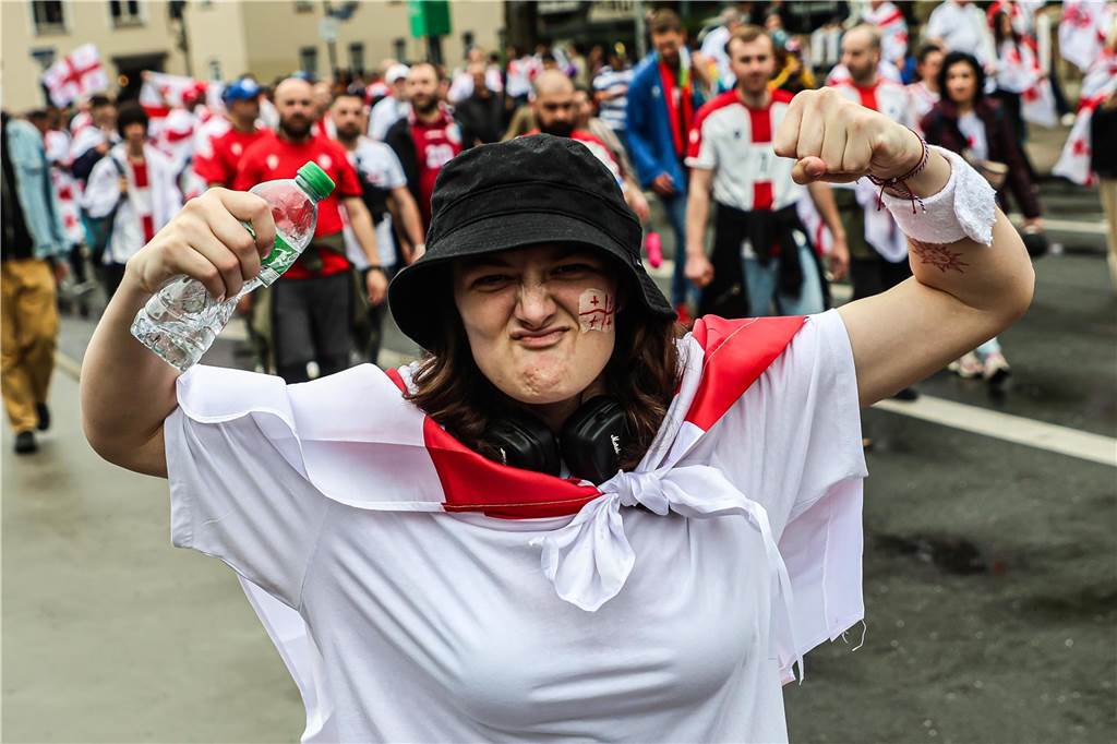 Vor dem Spiel Georgien gegen Türkei feierten die georgischen Fans in Dortmund am Alten Markt und im Westpark, bevor sie geschlossen zum Stadion marschierten und dabei weiterfeierten. Vielen hüllten sich in die georgische Flagge.