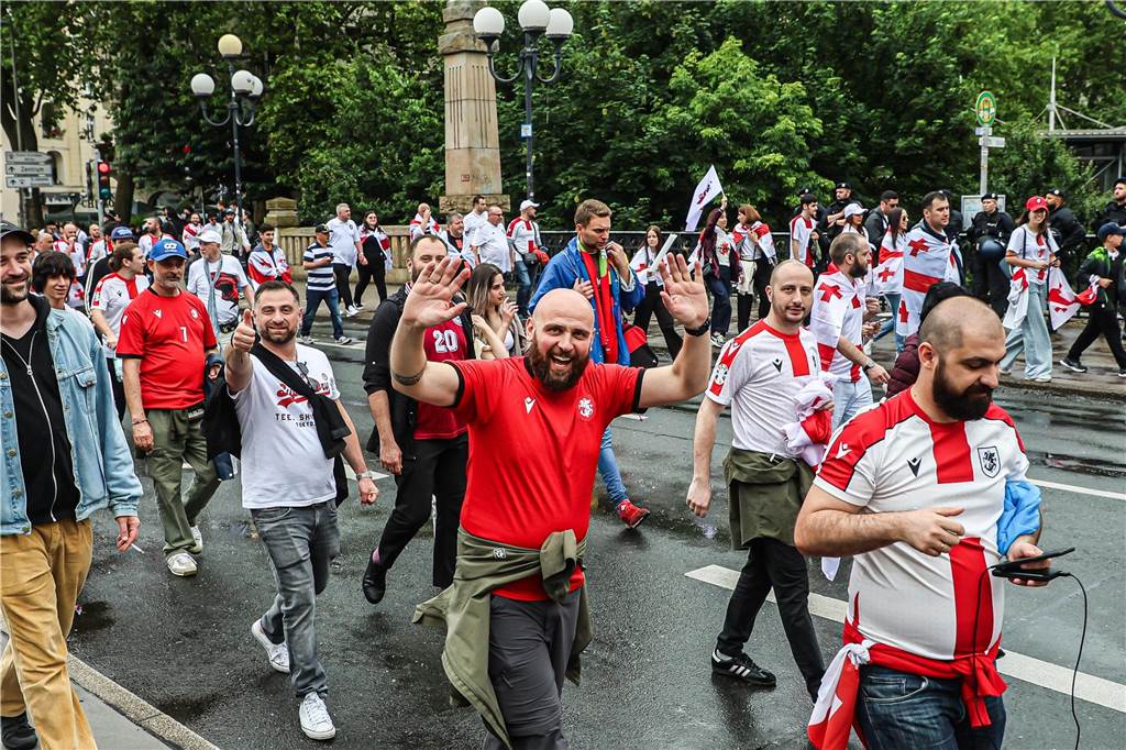 Vor dem Spiel Georgien gegen Türkei feierten die georgischen Fans in Dortmund am Alten Markt und im Westpark, bevor sie geschlossen zum Stadion marschierten und dabei weiterfeierten. Vielen hüllten sich in die georgische Flagge.