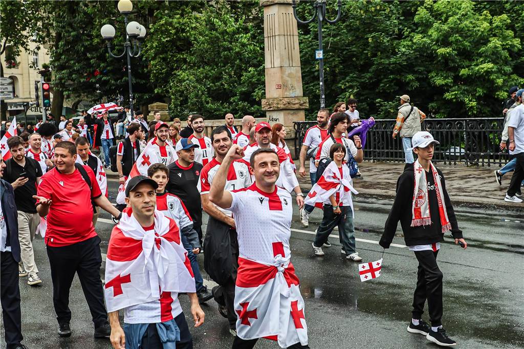 Vor dem Spiel Georgien gegen Türkei feierten die georgischen Fans in Dortmund am Alten Markt und im Westpark, bevor sie geschlossen zum Stadion marschierten und dabei weiterfeierten. Vielen hüllten sich in die georgische Flagge.