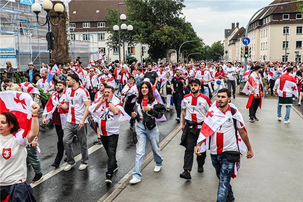 Vor dem Spiel Georgien gegen Türkei feierten die georgischen Fans in Dortmund am Alten Markt und im Westpark, bevor sie geschlossen zum Stadion marschierten und dabei weiterfeierten. Vielen hüllten sich in die georgische Flagge.
