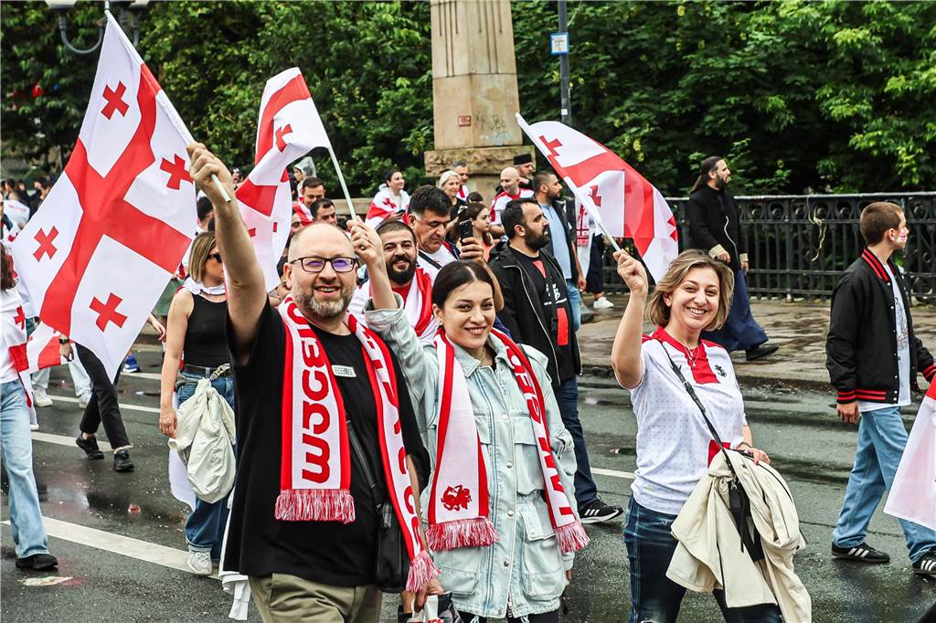Vor dem Spiel Georgien gegen Türkei feierten die georgischen Fans in Dortmund am Alten Markt und im Westpark, bevor sie geschlossen zum Stadion marschierten und dabei weiterfeierten. Vielen hüllten sich in die georgische Flagge.