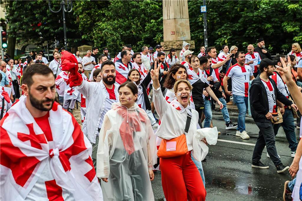 Vor dem Spiel Georgien gegen Türkei feierten die georgischen Fans in Dortmund am Alten Markt und im Westpark, bevor sie geschlossen zum Stadion marschierten und dabei weiterfeierten. Vielen hüllten sich in die georgische Flagge.