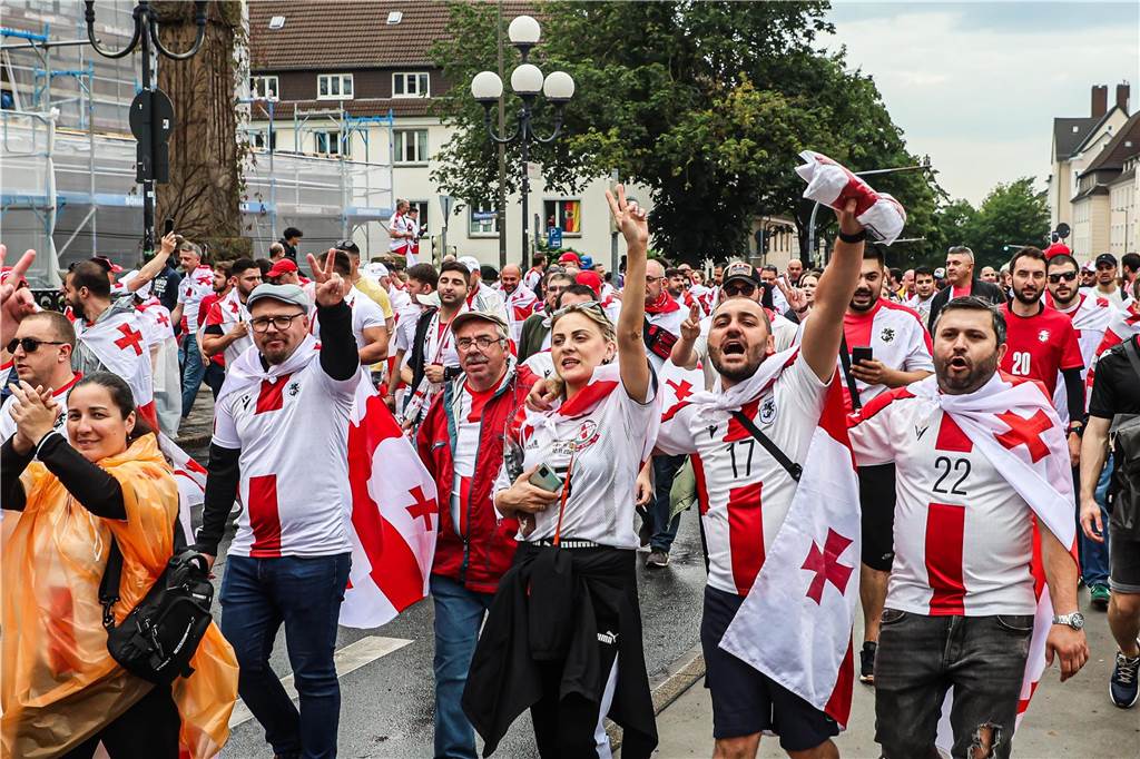 Vor dem Spiel Georgien gegen Türkei feierten die georgischen Fans in Dortmund am Alten Markt und im Westpark, bevor sie geschlossen zum Stadion marschierten und dabei weiterfeierten. Vielen hüllten sich in die georgische Flagge.