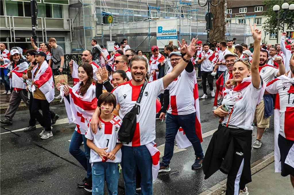 Vor dem Spiel Georgien gegen Türkei feierten die georgischen Fans in Dortmund am Alten Markt und im Westpark, bevor sie geschlossen zum Stadion marschierten und dabei weiterfeierten. Vielen hüllten sich in die georgische Flagge.