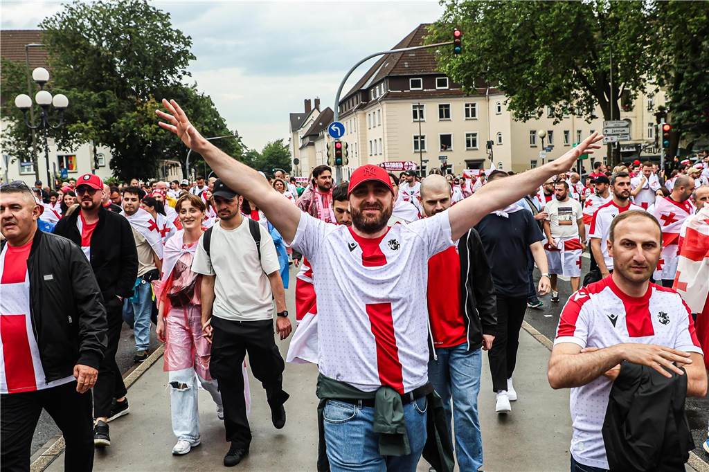 Vor dem Spiel Georgien gegen Türkei feierten die georgischen Fans in Dortmund am Alten Markt und im Westpark, bevor sie geschlossen zum Stadion marschierten und dabei weiterfeierten. Vielen hüllten sich in die georgische Flagge.