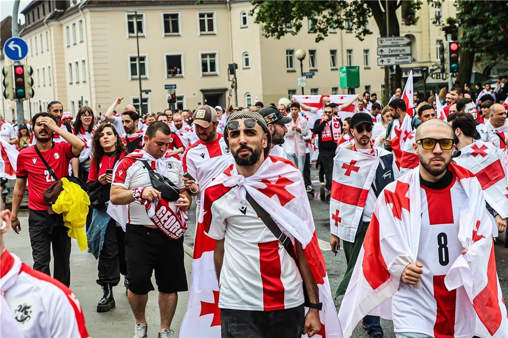 Vor dem Spiel Georgien gegen Türkei feierten die georgischen Fans in Dortmund am Alten Markt und im Westpark, bevor sie geschlossen zum Stadion marschierten und dabei weiterfeierten. Vielen hüllten sich in die georgische Flagge.
