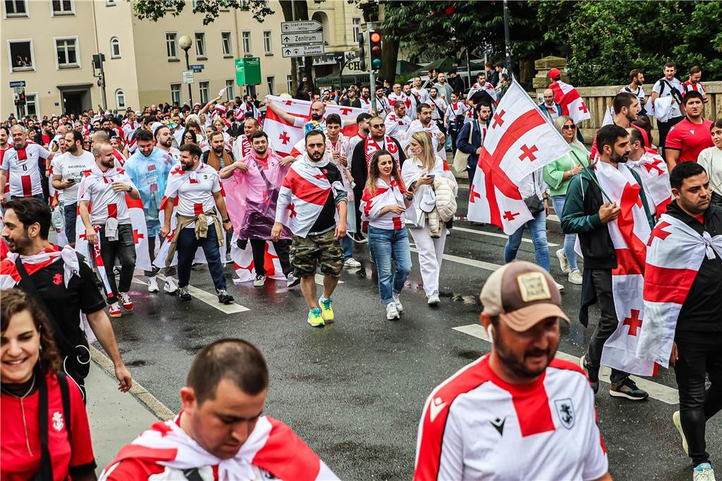 Vor dem Spiel Georgien gegen Türkei feierten die georgischen Fans in Dortmund am Alten Markt und im Westpark, bevor sie geschlossen zum Stadion marschierten und dabei weiterfeierten. Vielen hüllten sich in die georgische Flagge.