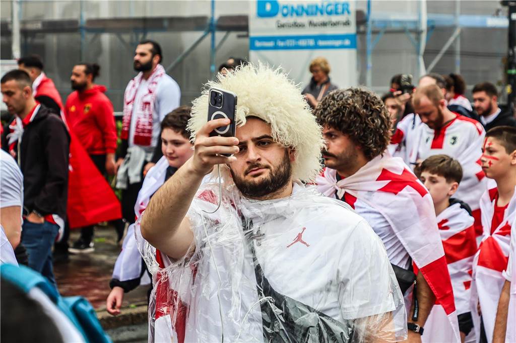 Vor dem Spiel Georgien gegen Türkei feierten die georgischen Fans in Dortmund am Alten Markt und im Westpark, bevor sie geschlossen zum Stadion marschierten und dabei weiterfeierten. Vielen hüllten sich in die georgische Flagge.
