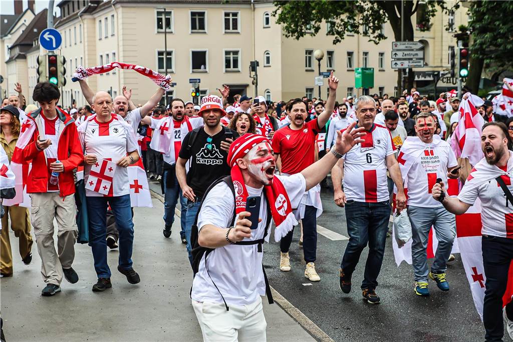 Vor dem Spiel Georgien gegen Türkei feierten die georgischen Fans in Dortmund am Alten Markt und im Westpark, bevor sie geschlossen zum Stadion marschierten und dabei weiterfeierten. Vielen hüllten sich in die georgische Flagge.