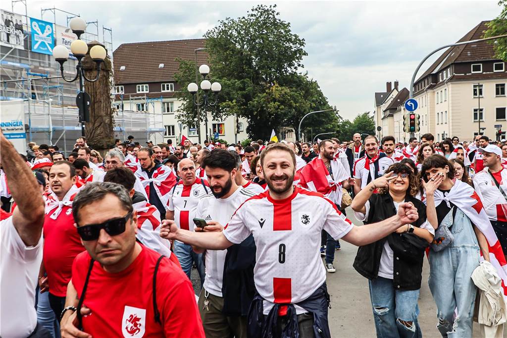 Vor dem Spiel Georgien gegen Türkei feierten die georgischen Fans in Dortmund am Alten Markt und im Westpark, bevor sie geschlossen zum Stadion marschierten und dabei weiterfeierten. Vielen hüllten sich in die georgische Flagge.