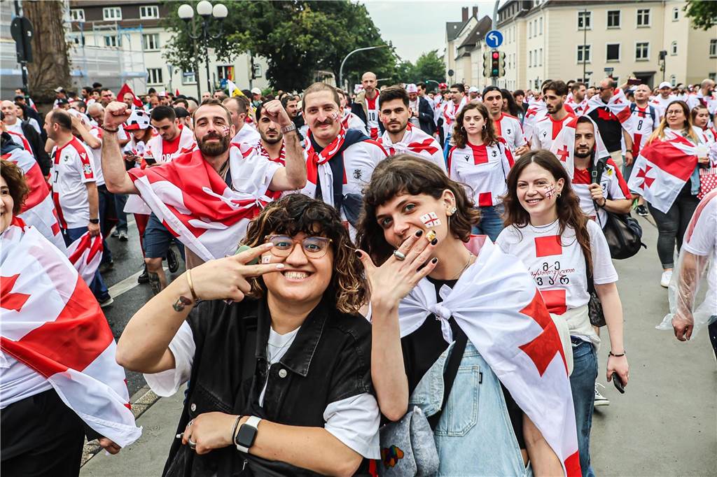 Vor dem Spiel Georgien gegen Türkei feierten die georgischen Fans in Dortmund am Alten Markt und im Westpark, bevor sie geschlossen zum Stadion marschierten und dabei weiterfeierten. Vielen hüllten sich in die georgische Flagge.