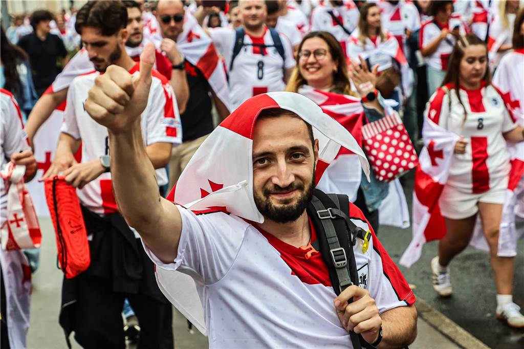Vor dem Spiel Georgien gegen Türkei feierten die georgischen Fans in Dortmund am Alten Markt und im Westpark, bevor sie geschlossen zum Stadion marschierten und dabei weiterfeierten. Vielen hüllten sich in die georgische Flagge.