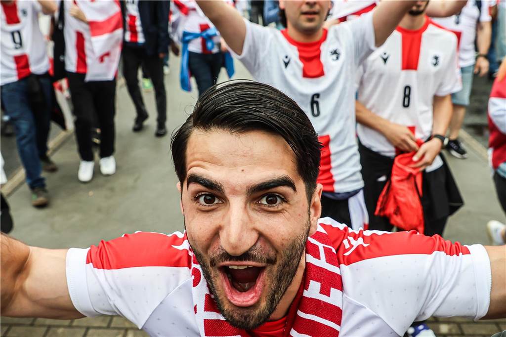 Vor dem Spiel Georgien gegen Türkei feierten die georgischen Fans in Dortmund am Alten Markt und im Westpark, bevor sie geschlossen zum Stadion marschierten und dabei weiterfeierten. Vielen hüllten sich in die georgische Flagge.