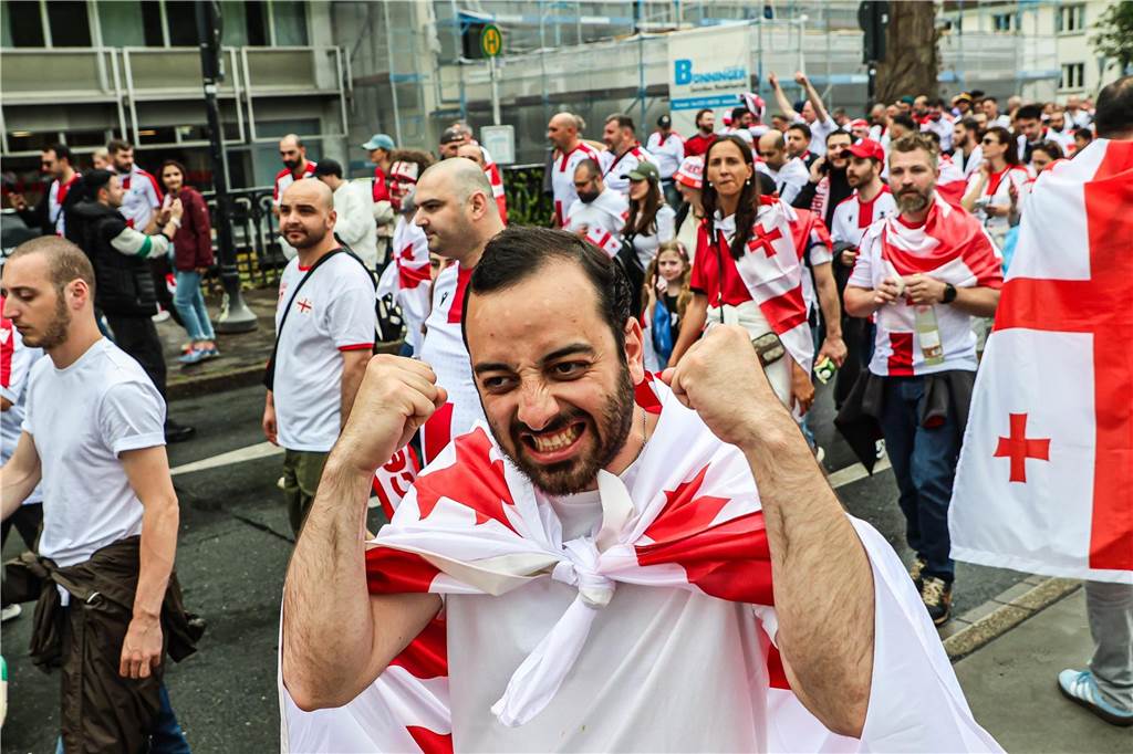 Vor dem Spiel Georgien gegen Türkei feierten die georgischen Fans in Dortmund am Alten Markt und im Westpark, bevor sie geschlossen zum Stadion marschierten und dabei weiterfeierten. Vielen hüllten sich in die georgische Flagge.