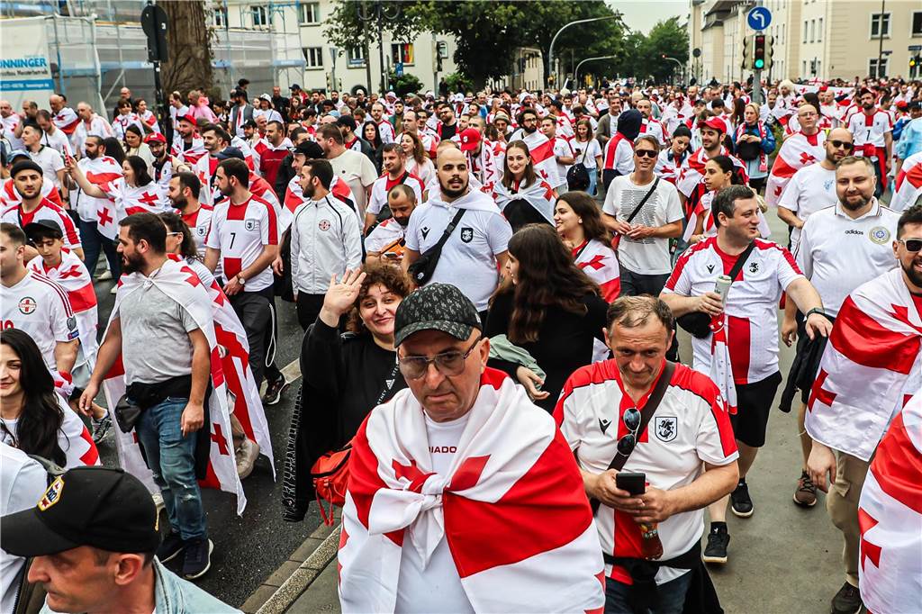 Vor dem Spiel Georgien gegen Türkei feierten die georgischen Fans in Dortmund am Alten Markt und im Westpark, bevor sie geschlossen zum Stadion marschierten und dabei weiterfeierten. Vielen hüllten sich in die georgische Flagge.