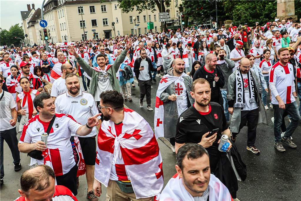 Vor dem Spiel Georgien gegen Türkei feierten die georgischen Fans in Dortmund am Alten Markt und im Westpark, bevor sie geschlossen zum Stadion marschierten und dabei weiterfeierten. Vielen hüllten sich in die georgische Flagge.