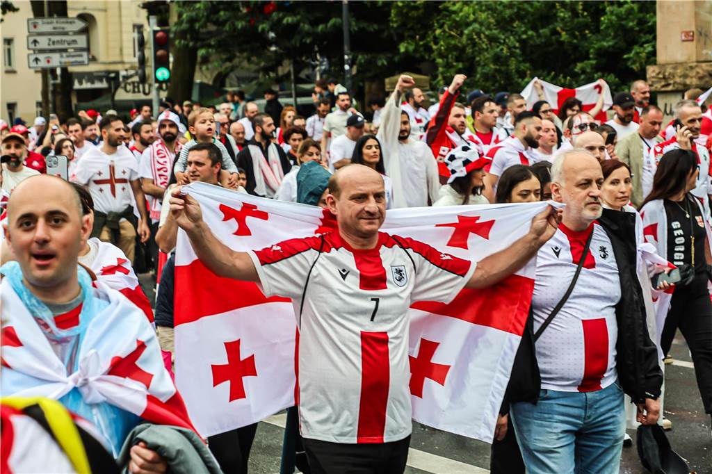 Vor dem Spiel Georgien gegen Türkei feierten die georgischen Fans in Dortmund am Alten Markt und im Westpark, bevor sie geschlossen zum Stadion marschierten und dabei weiterfeierten. Vielen hüllten sich in die georgische Flagge.