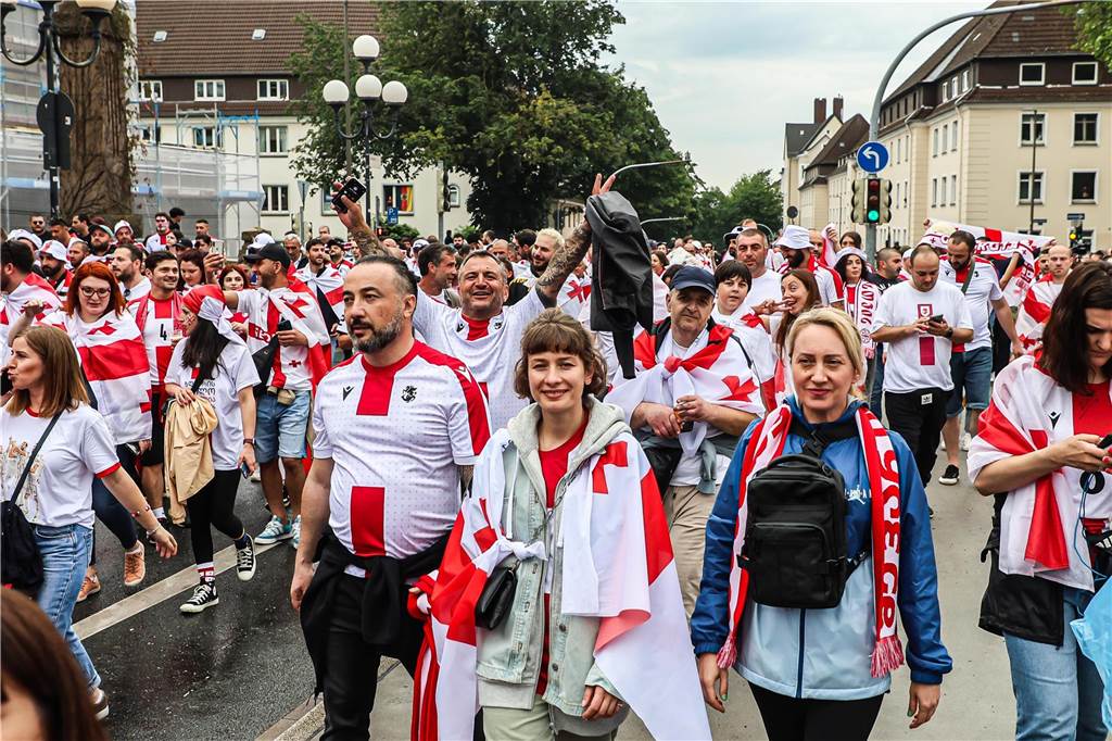 Vor dem Spiel Georgien gegen Türkei feierten die georgischen Fans in Dortmund am Alten Markt und im Westpark, bevor sie geschlossen zum Stadion marschierten und dabei weiterfeierten. Vielen hüllten sich in die georgische Flagge.