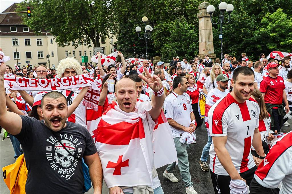 Vor dem Spiel Georgien gegen Türkei feierten die georgischen Fans in Dortmund am Alten Markt und im Westpark, bevor sie geschlossen zum Stadion marschierten und dabei weiterfeierten. Vielen hüllten sich in die georgische Flagge.