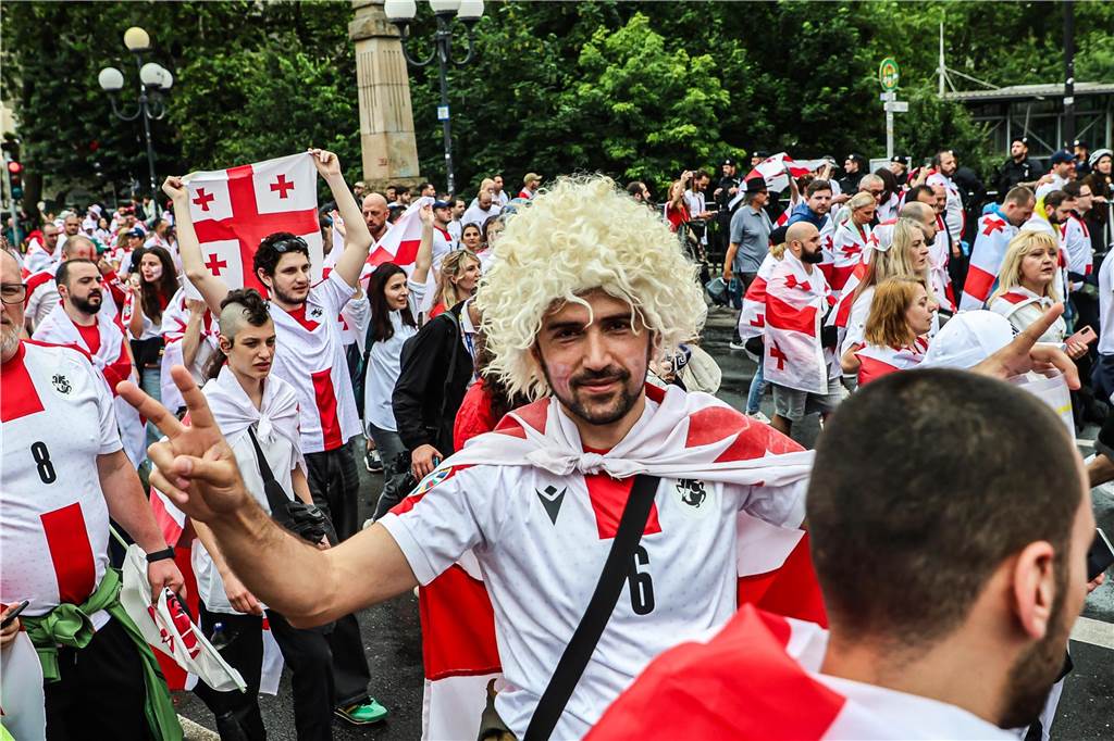 Vor dem Spiel Georgien gegen Türkei feierten die georgischen Fans in Dortmund am Alten Markt und im Westpark, bevor sie geschlossen zum Stadion marschierten und dabei weiterfeierten. Vielen hüllten sich in die georgische Flagge.