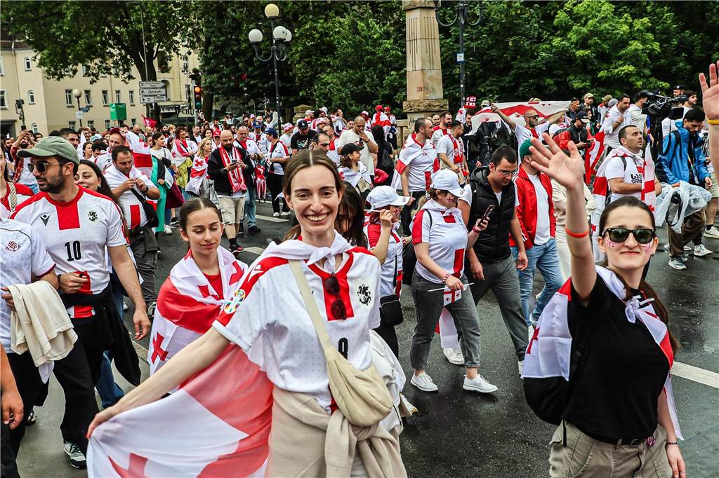 Vor dem Spiel Georgien gegen Türkei feierten die georgischen Fans in Dortmund am Alten Markt und im Westpark, bevor sie geschlossen zum Stadion marschierten und dabei weiterfeierten. Vielen hüllten sich in die georgische Flagge.
