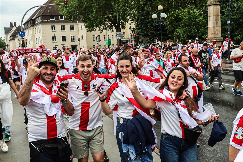 Vor dem Spiel Georgien gegen Türkei feierten die georgischen Fans in Dortmund am Alten Markt und im Westpark, bevor sie geschlossen zum Stadion marschierten und dabei weiterfeierten. Vielen hüllten sich in die georgische Flagge.