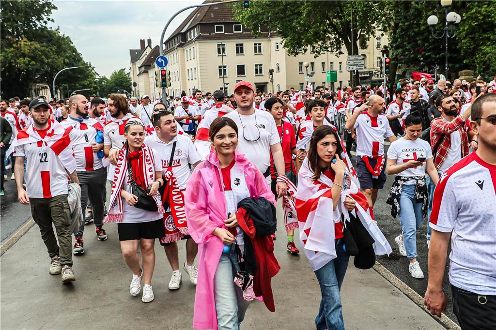 Vor dem Spiel Georgien gegen Türkei feierten die georgischen Fans in Dortmund am Alten Markt und im Westpark, bevor sie geschlossen zum Stadion marschierten und dabei weiterfeierten. Vielen hüllten sich in die georgische Flagge.