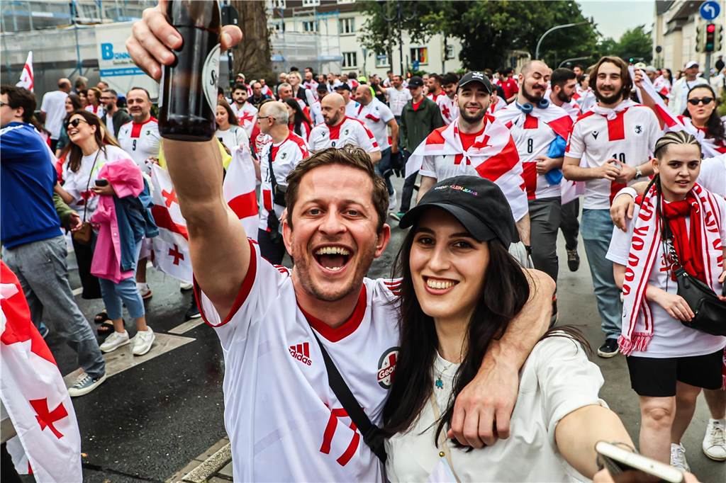 Vor dem Spiel Georgien gegen Türkei feierten die georgischen Fans in Dortmund am Alten Markt und im Westpark, bevor sie geschlossen zum Stadion marschierten und dabei weiterfeierten. Vielen hüllten sich in die georgische Flagge.
