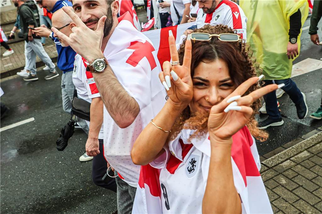 Vor dem Spiel Georgien gegen Türkei feierten die georgischen Fans in Dortmund am Alten Markt und im Westpark, bevor sie geschlossen zum Stadion marschierten und dabei weiterfeierten. Vielen hüllten sich in die georgische Flagge.
