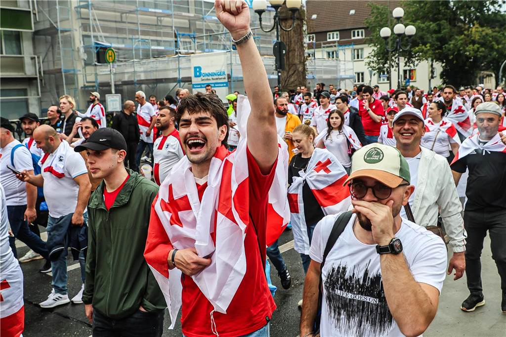 Vor dem Spiel Georgien gegen Türkei feierten die georgischen Fans in Dortmund am Alten Markt und im Westpark, bevor sie geschlossen zum Stadion marschierten und dabei weiterfeierten. Vielen hüllten sich in die georgische Flagge.