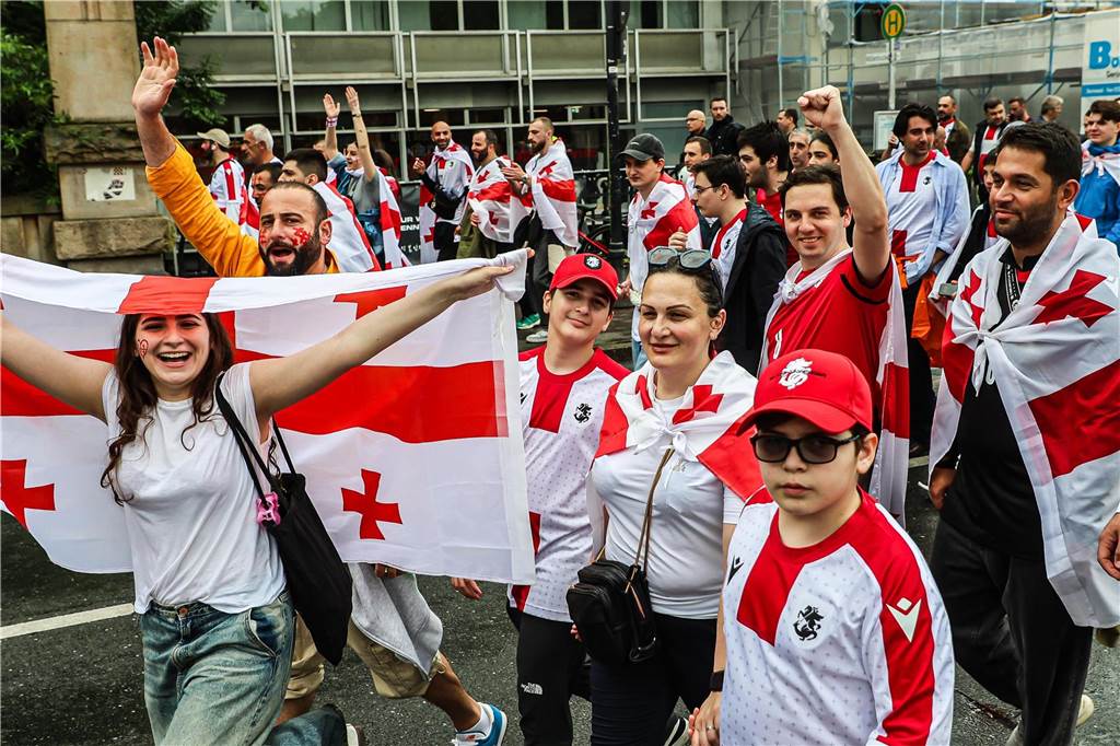 Vor dem Spiel Georgien gegen Türkei feierten die georgischen Fans in Dortmund am Alten Markt und im Westpark, bevor sie geschlossen zum Stadion marschierten und dabei weiterfeierten. Vielen hüllten sich in die georgische Flagge.