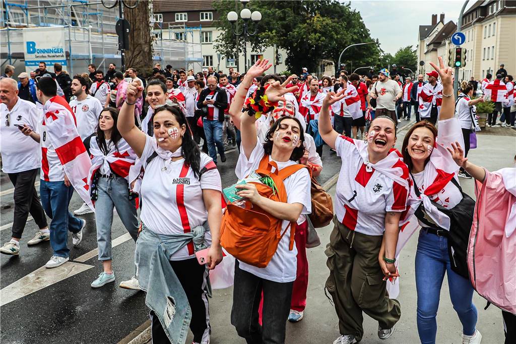 Vor dem Spiel Georgien gegen Türkei feierten die georgischen Fans in Dortmund am Alten Markt und im Westpark, bevor sie geschlossen zum Stadion marschierten und dabei weiterfeierten. Vielen hüllten sich in die georgische Flagge.