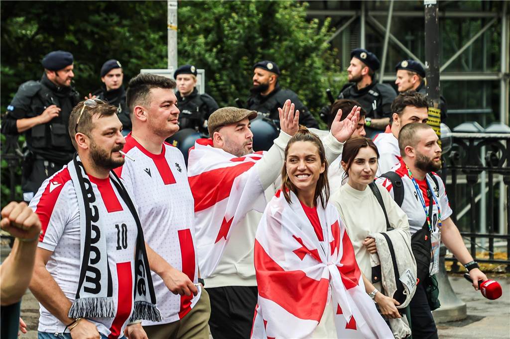 Vor dem Spiel Georgien gegen Türkei feierten die georgischen Fans in Dortmund am Alten Markt und im Westpark, bevor sie geschlossen zum Stadion marschierten und dabei weiterfeierten. Vielen hüllten sich in die georgische Flagge.