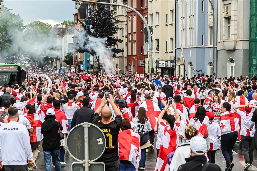 Vor dem Spiel Georgien gegen Türkei feierten die georgischen Fans in Dortmund am Alten Markt und im Westpark, bevor sie geschlossen zum Stadion marschierten und dabei weiterfeierten. Vielen hüllten sich in die georgische Flagge.